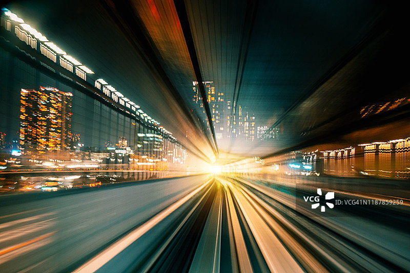 夜间穿过隧道的高速运动模糊图片素材
