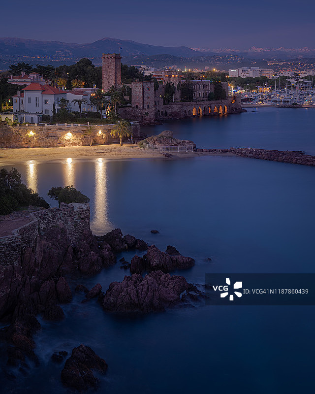 法国里维埃拉曼德利厄拉纳普尔及其蓝色时段的码头摄影图片素材