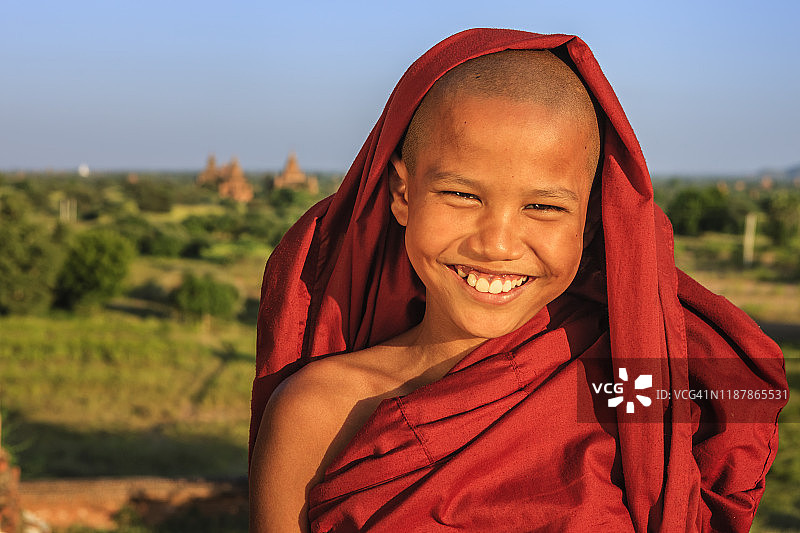 在蒲甘摆姿势的年轻佛教僧侣图片素材