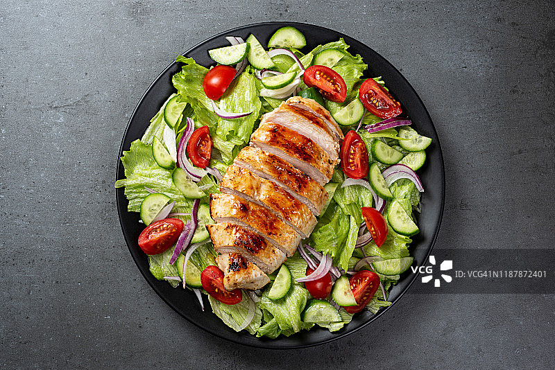 地中海风味烤鸡肉沙拉图片素材