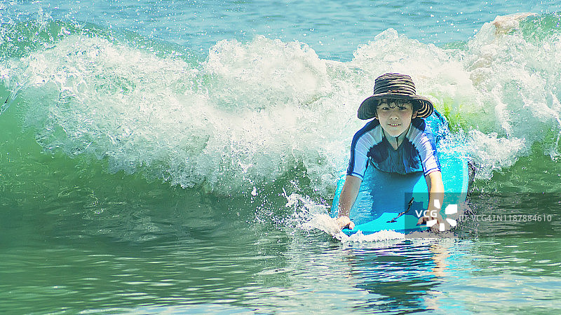 趴板爱好者乘浪图片素材