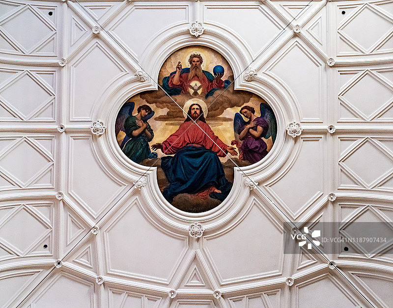 巴黎圣艾蒂安-迪蒙教堂宏伟的内部景观图片素材