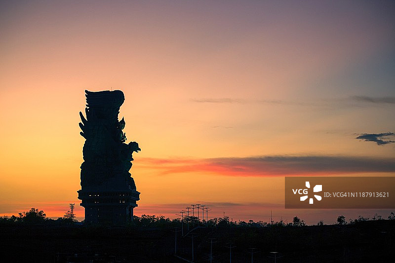 印度尼西亚巴厘岛迦楼罗神像日落图片素材