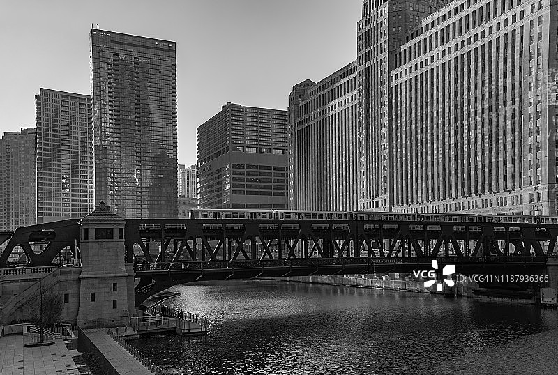 芝加哥河与摩天大楼图片素材