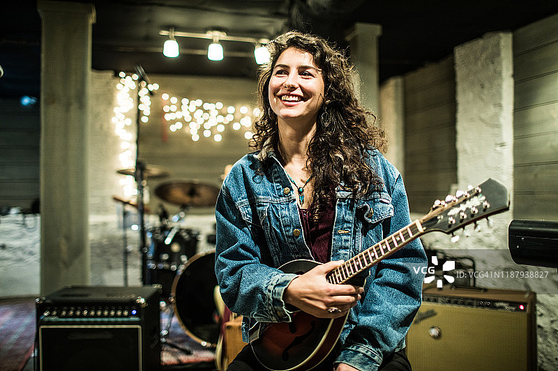 微笑的女性曼陀林演奏者 портрет图片素材
