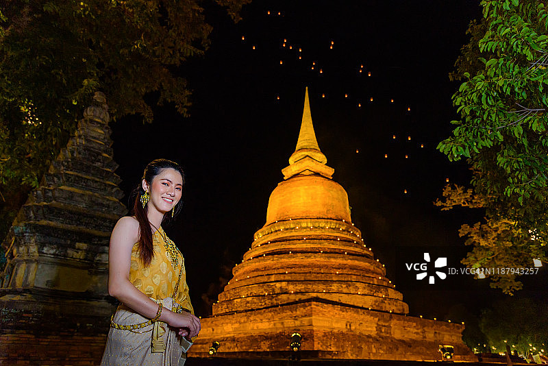 穿着泰国传统服饰的可爱女孩（素可泰）图片素材