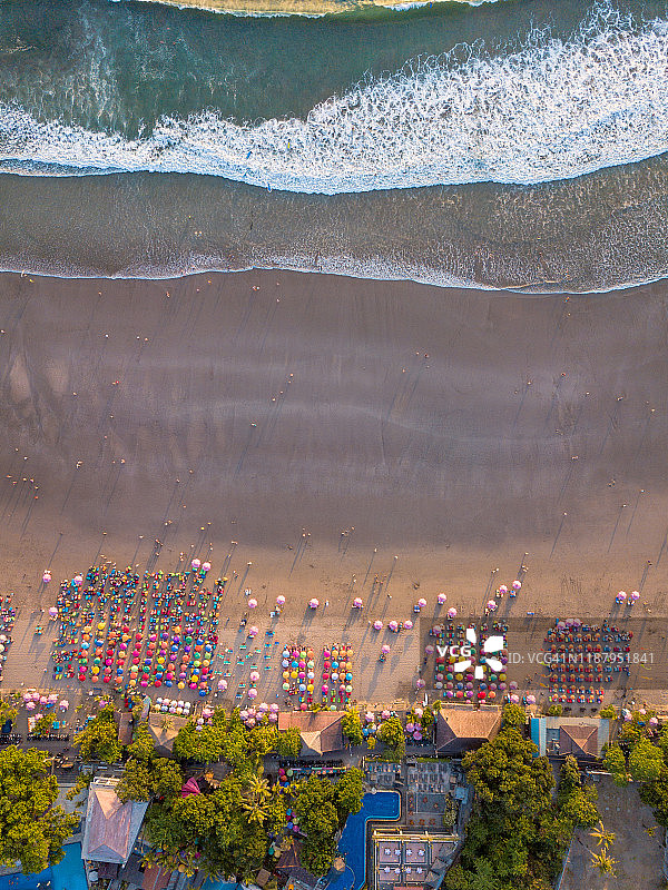 巴厘岛：美拉斯蒂海滩的日落图片素材
