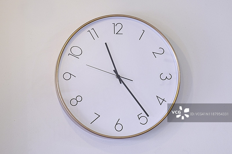 墙上的白色时钟静物图片素材