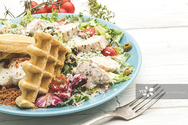 早餐：华夫饼配沙拉图片素材