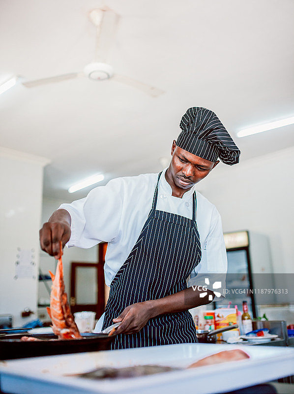 厨师准备鱼或海鲜料理图片素材