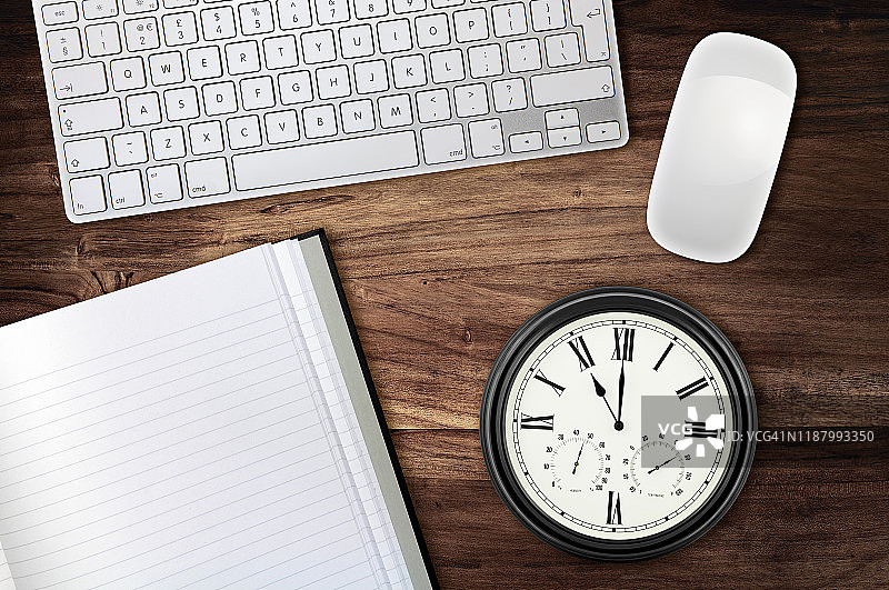 办公桌上11点钟的电脑图片素材