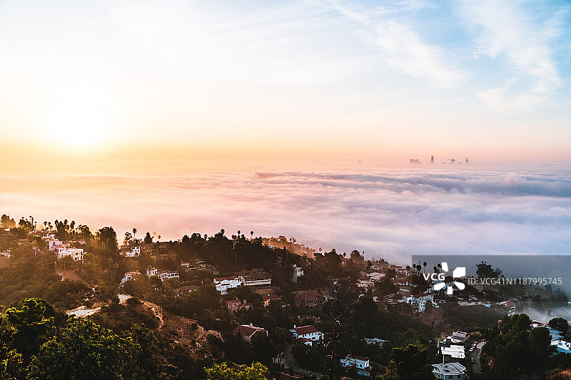 洛杉矶好莱坞山的日出和雾图片素材