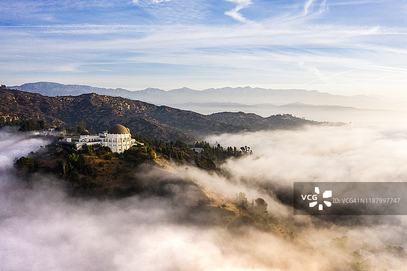 日出时雾中的格里菲斯公园天文台航拍图片素材