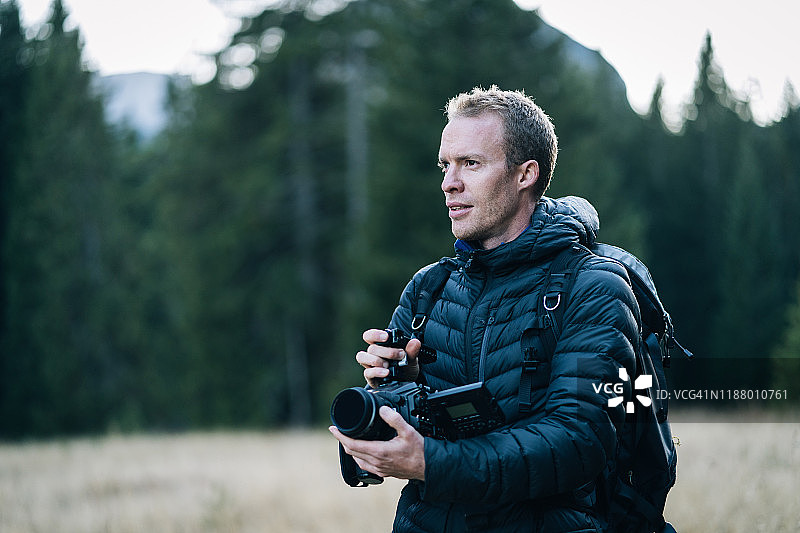 电影制作人在森林中准备拍摄相机图片素材