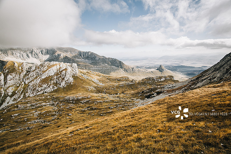 航拍：日出时的山地景观图片素材
