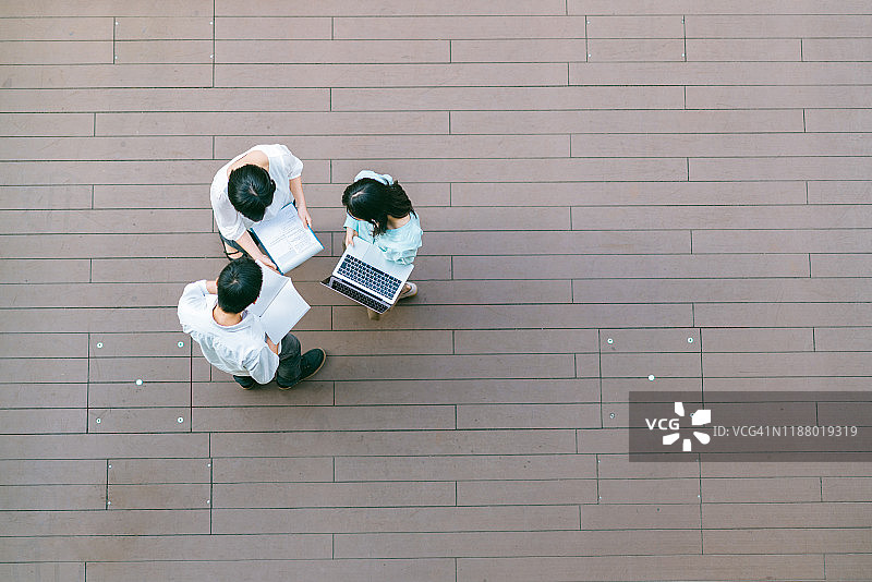 三位商务人士协同工作俯视图图片素材