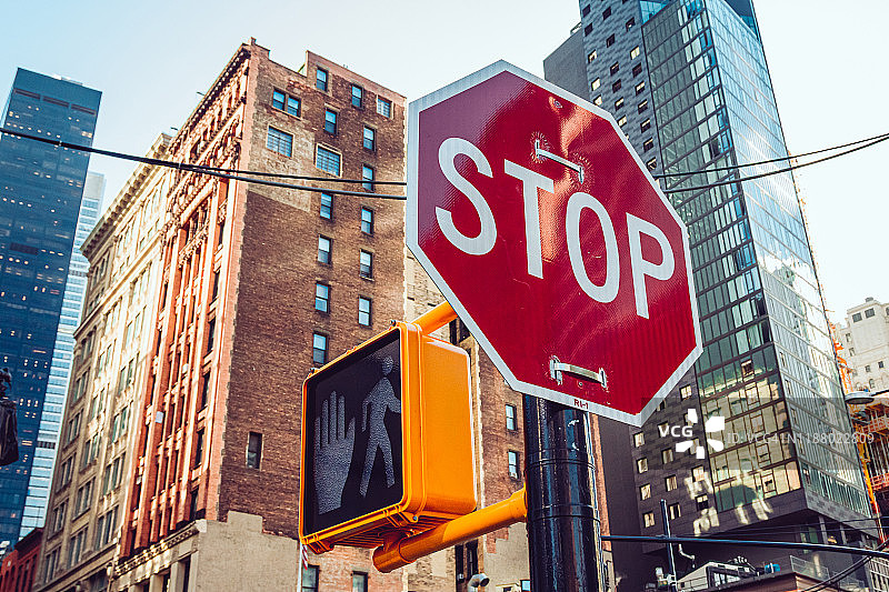 曼哈顿市中心的停止交通标志和行人通行信号图片素材