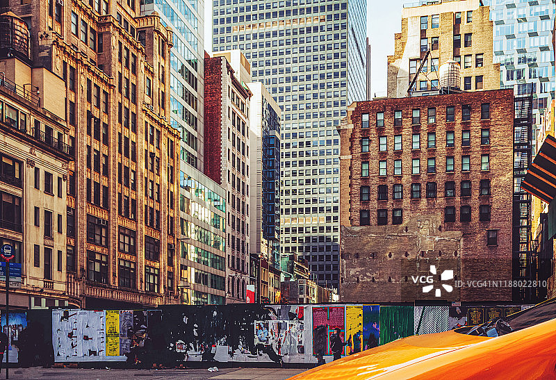 曼哈顿中城的街道和黄色出租车图片素材