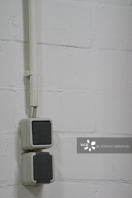 旧墙上的带灯开关的插座图片素材