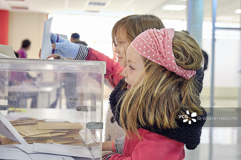 两个小女孩在选举团中投票图片素材