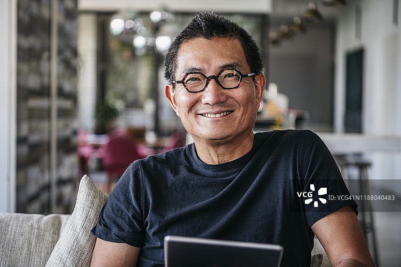 笑容满面的戴眼镜的年长华人男性图片素材