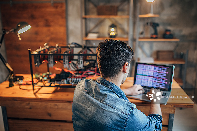 程序员正在设置挖矿设备图片素材