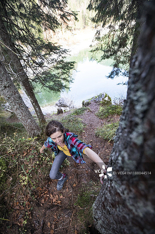 中年妇女在湖边探索森林图片素材