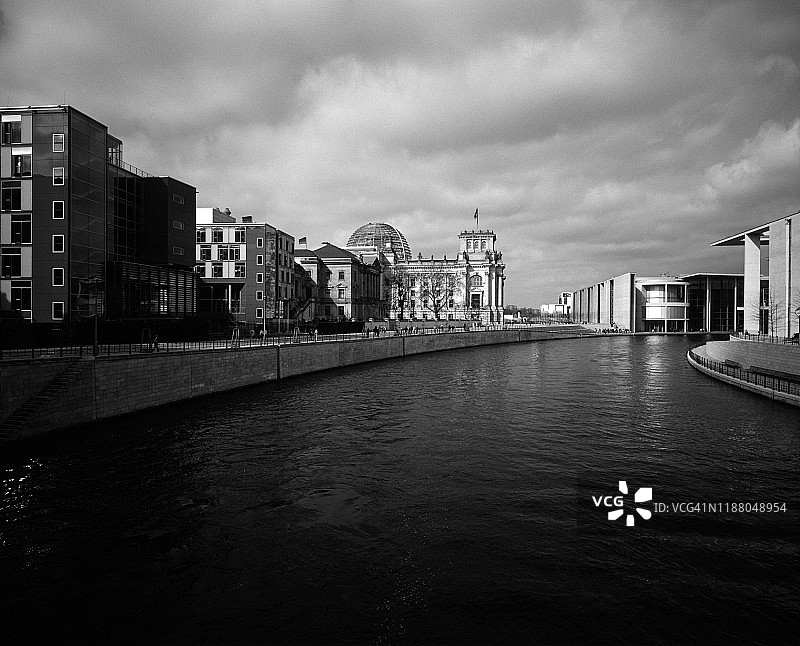 河岸边的德国议会图片素材