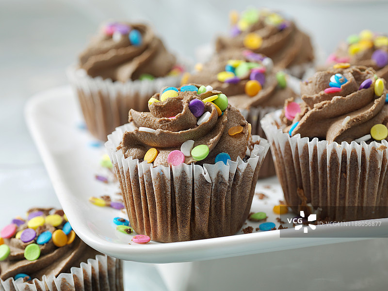 带有糖果洒的彩色纸杯蛋糕图片素材