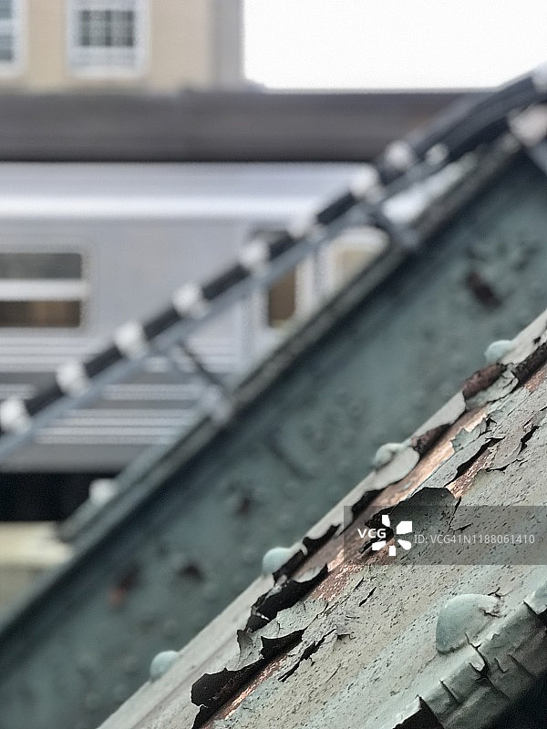 腐蚀的地铁桥架图片素材