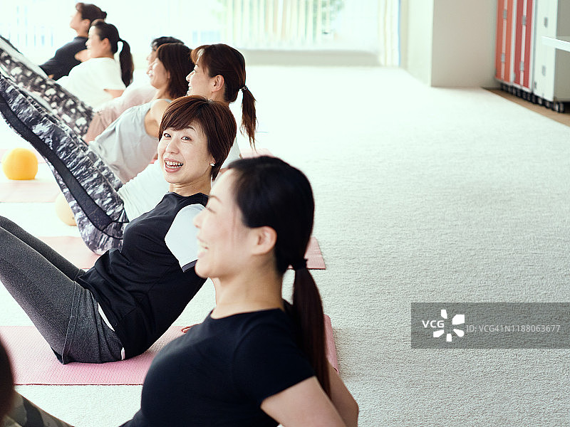 女性在健身工作室做普拉提图片素材