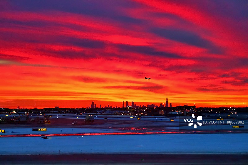 机场上空的日出图片素材