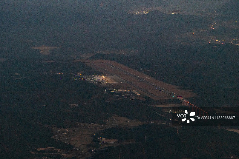 飞机航拍日本广岛机场图片素材