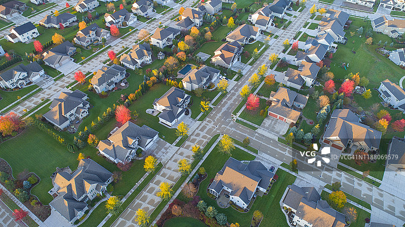 秋日街区阳光照耀秋叶日出时分图片素材