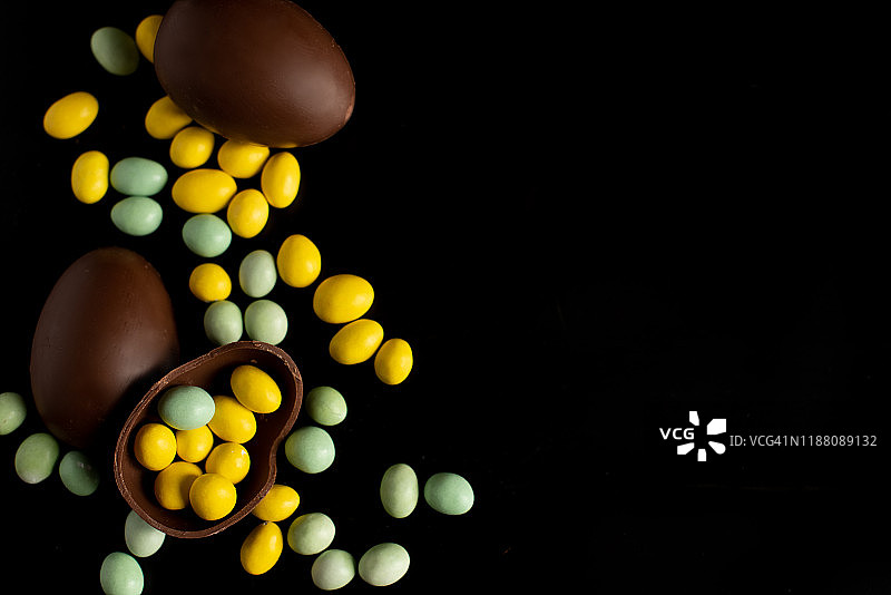 木质背景上的巧克力复活节彩蛋图片素材