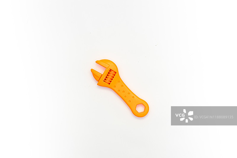 儿童玩具——白色背景上的扳手图片素材