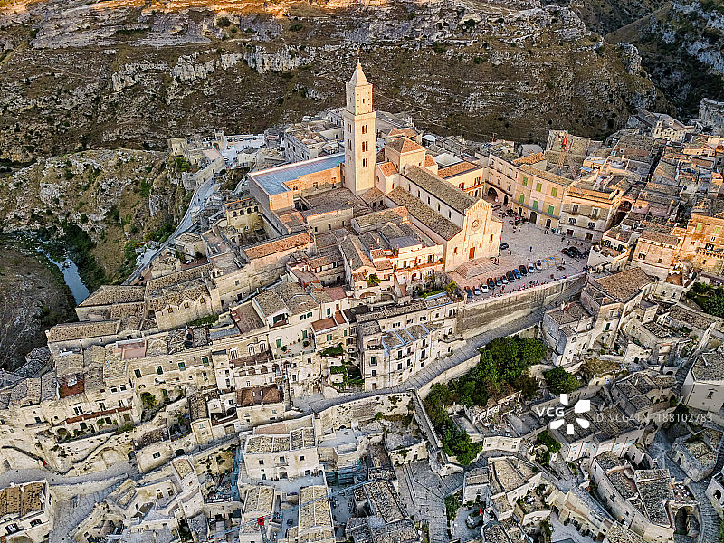 日落时分的马泰拉大教堂图片素材