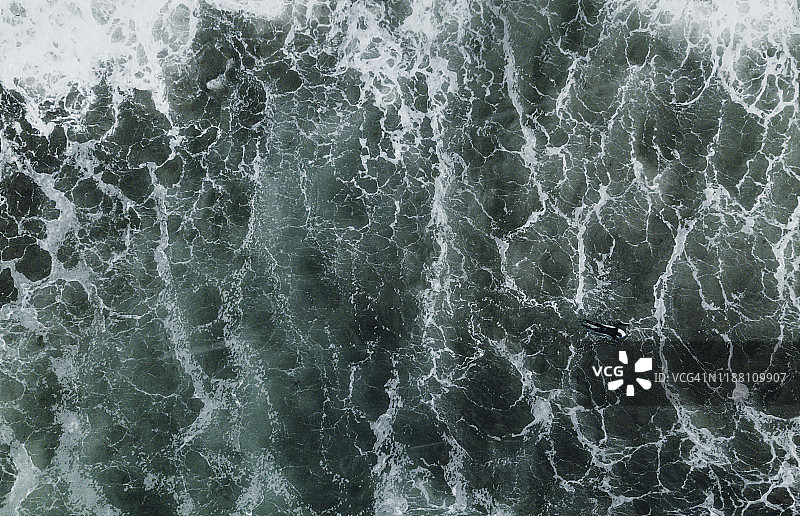 海浪中冲浪者的抽象景观图片素材