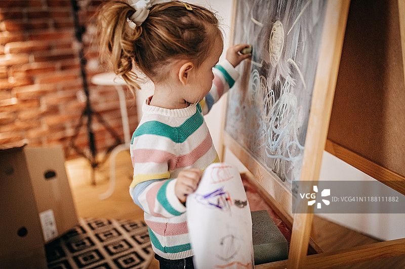 儿童粉笔绘画图片素材