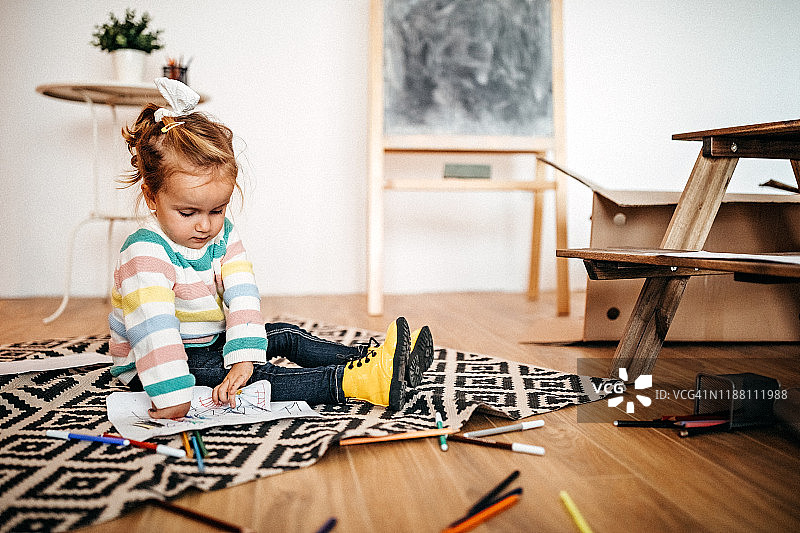 绘画的孩子图片素材