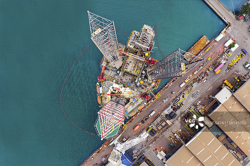 鸟瞰石油天然气钻井平台维护图片素材