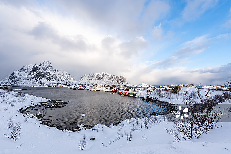 日落时分的雪景冬日风光：挪威罗弗敦群岛雷讷美丽村庄全景图片素材