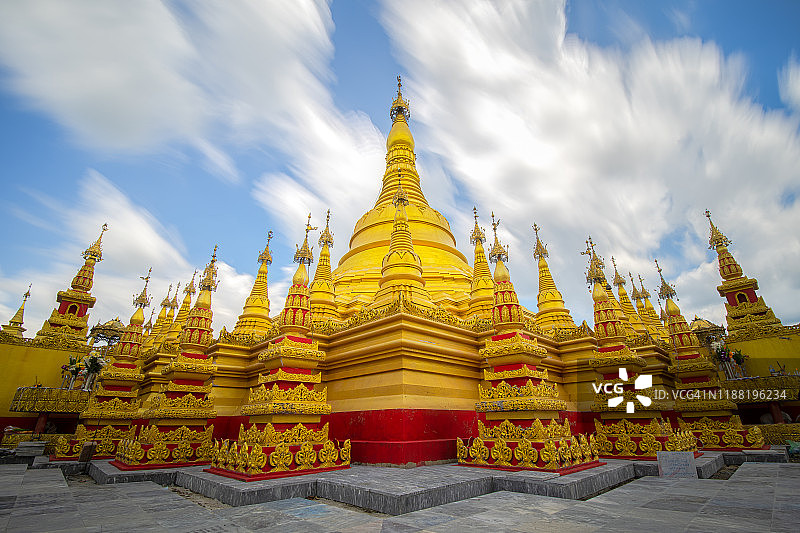 日光下的金色佛塔图片素材
