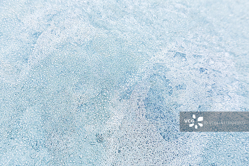 结霜的汽车挡风玻璃特写图片素材