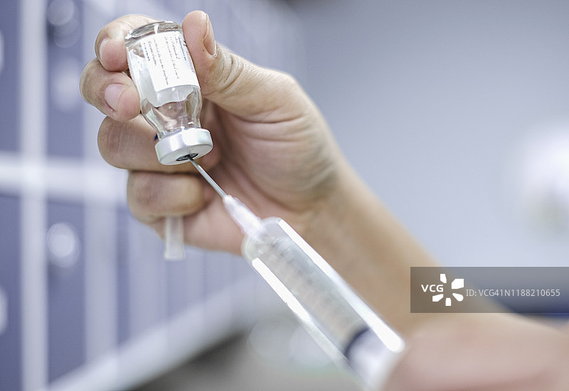 正在抽取药液的女护士图片素材