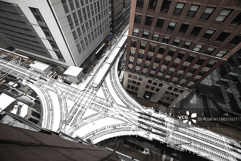 雪天里从高角度拍摄的芝加哥环线列车图片素材