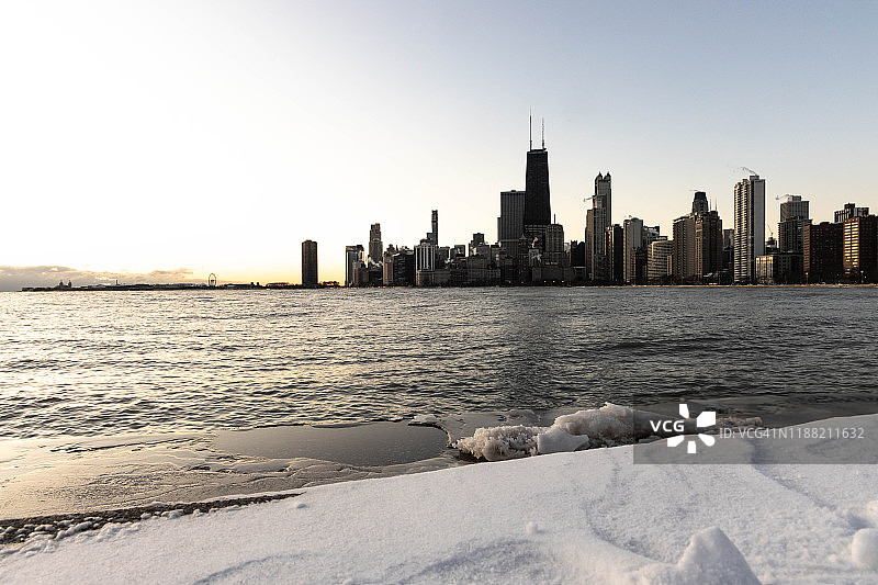 寒冷清晨，密歇根湖畔烟囱林立的芝加哥天际线图片素材