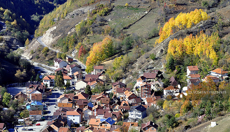 秋季村庄：山脉与树木图片素材