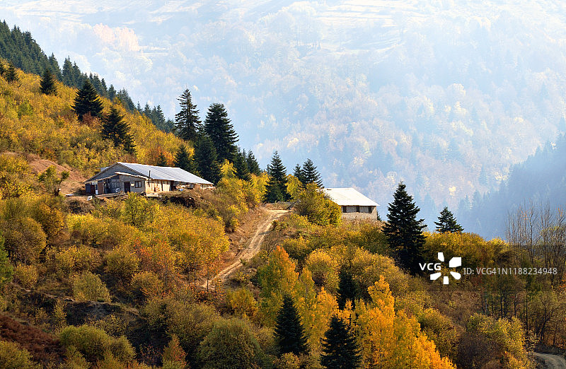 山村的彩色秋季景观图片素材