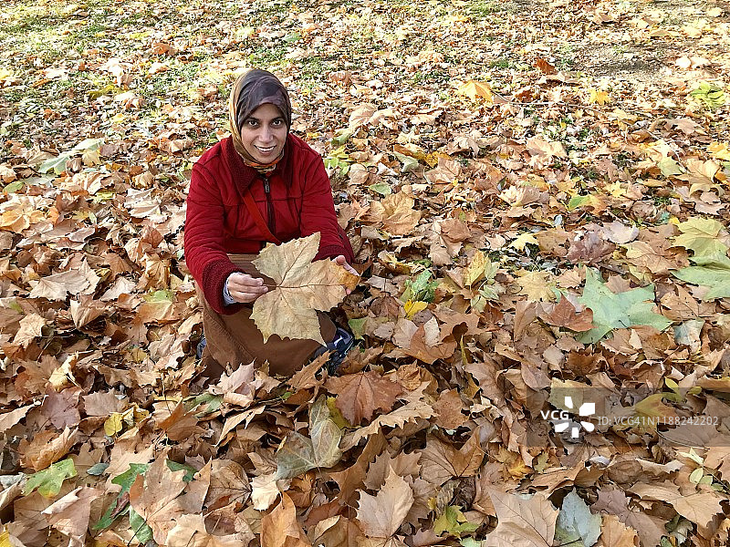 自然中的穆斯林女性图片素材